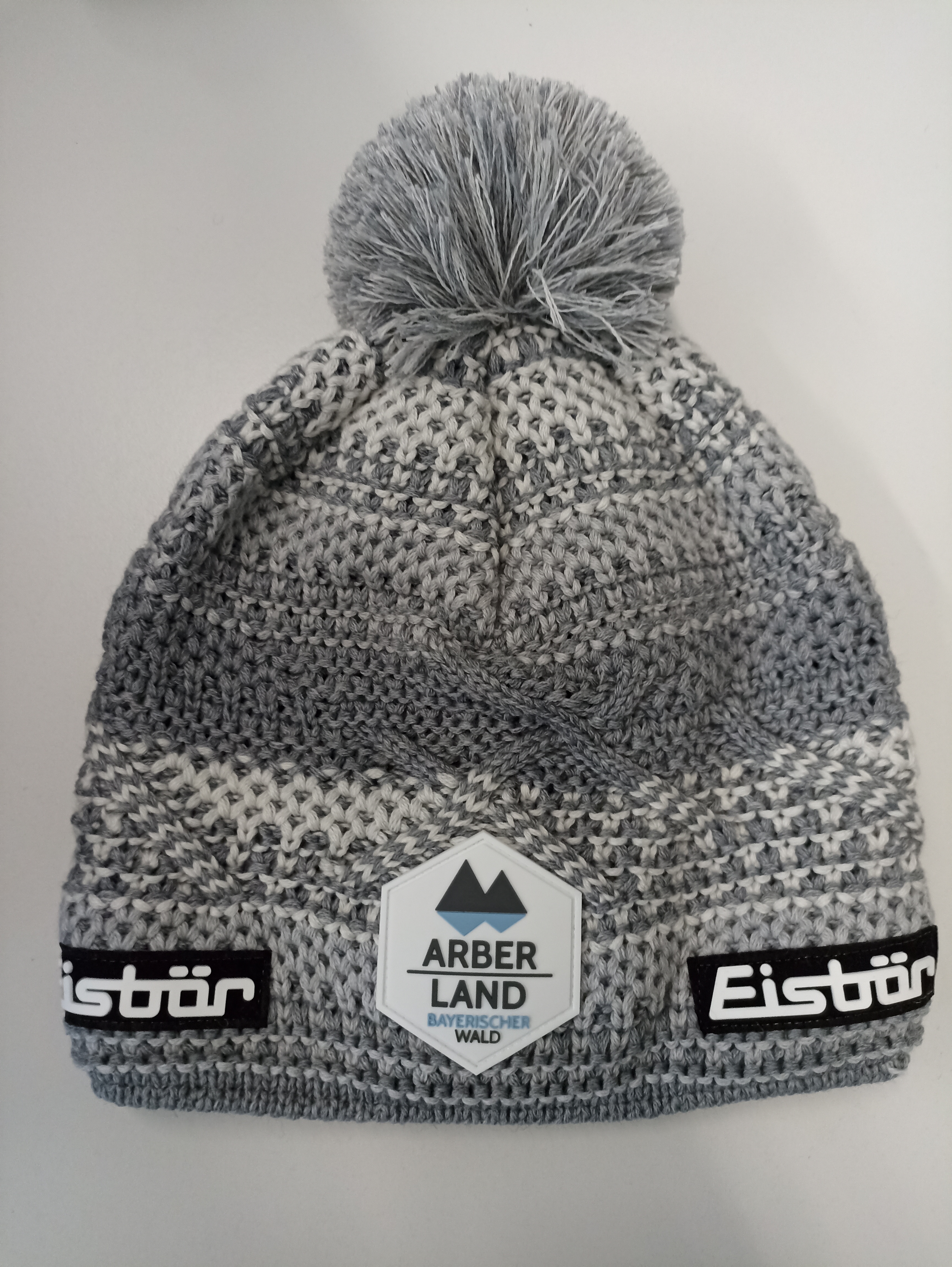 Eisbären-Mütze mit ARBERLAND-Logo. Foto: Kreisentwicklung Landkreis Regen. Eisbären-Mütze mit ARBERLAND-Logo. Foto: Kreisentwicklung Landkreis Regen.